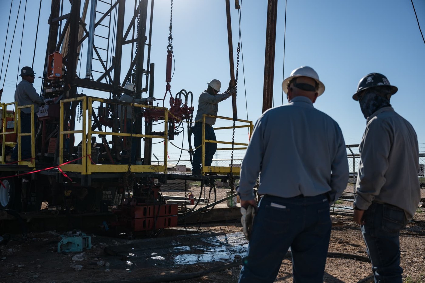 Oil falls on report Pakistan is pushing for new U.S.-Iran talks with China's backing