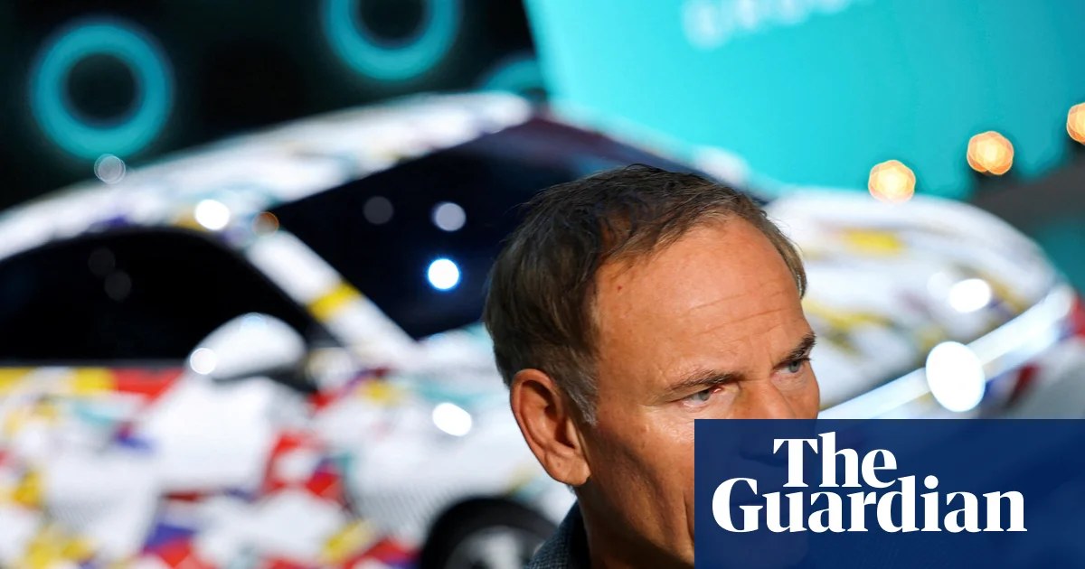 VW workers boo boss as he urges them to ‘pull together’ amid job cuts