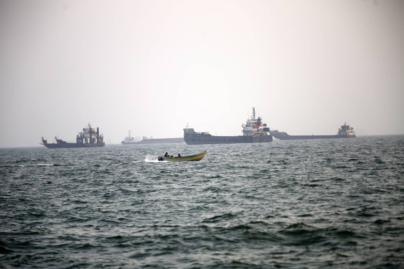 Oil falls as U.S. crude inventories reportedly rise, traders weigh Saudi pipeline closure